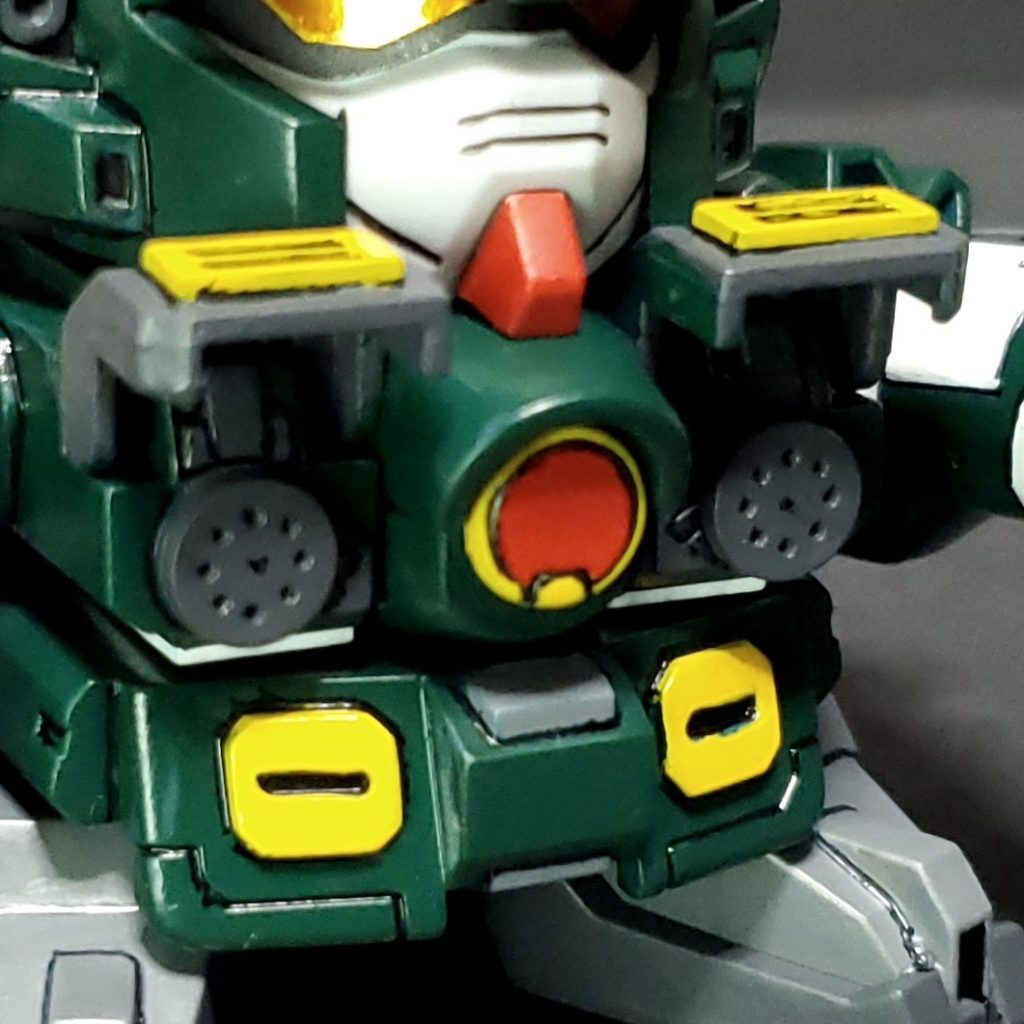 ブレストガトリング。胸の装甲を展開可能。軸で繋がっているので両方同時に開きます。