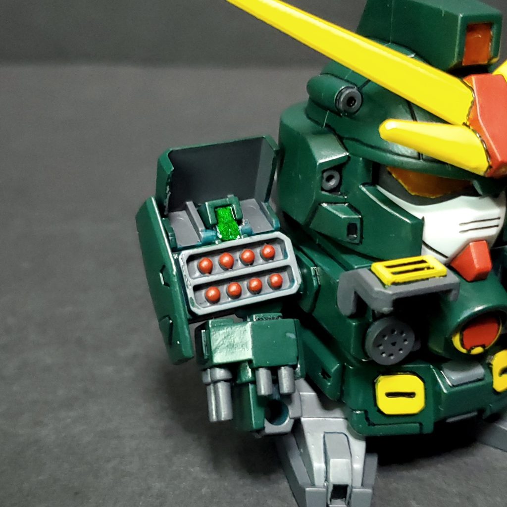 ミサイル。肩の装甲を展開可能。グレネードランチャーは若干前後に動かすことができます。