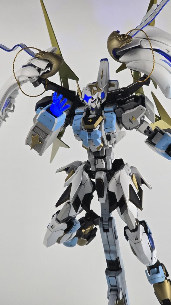 「フィフティーフィンガー」エネルギーを纏った手で敵機を握り潰す、シャイニングフィンガーの系譜の必殺技蒼く輝く手に、握り潰せないものは無い