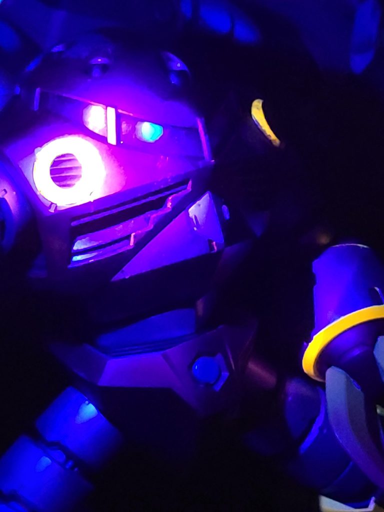 目はクリア部分をクリアブラックで内側からスモークにしているため普段は光ってないが暗いところで真っ正面からブラックライト当てると青く光るようにしてます。