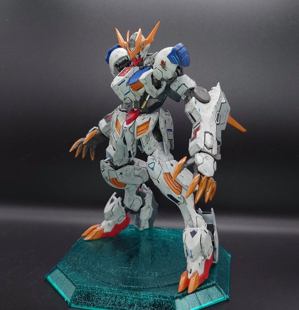 塗装レシピ(割合は適当かつ覚えてないです)外装・白→GXクールホワイト(下地→黒サフ)外装・青→コバルトブルー+ミディアムブルー(下地→白サフ)外装・赤→モンザレッド+蛍光ピンク(少量)(下地→白サフ)クロー、テイルブレード、アンテナ→レッド+RLMO4イエロー、その後クリアゴールド(下地→白サフ)バックパック、アームカバー→ミディアムシーグレー内部フレーム→メカサフ+シルバーサフスラスター→水性ゴールド(筆塗)その他、細かいところ筆で部分塗装