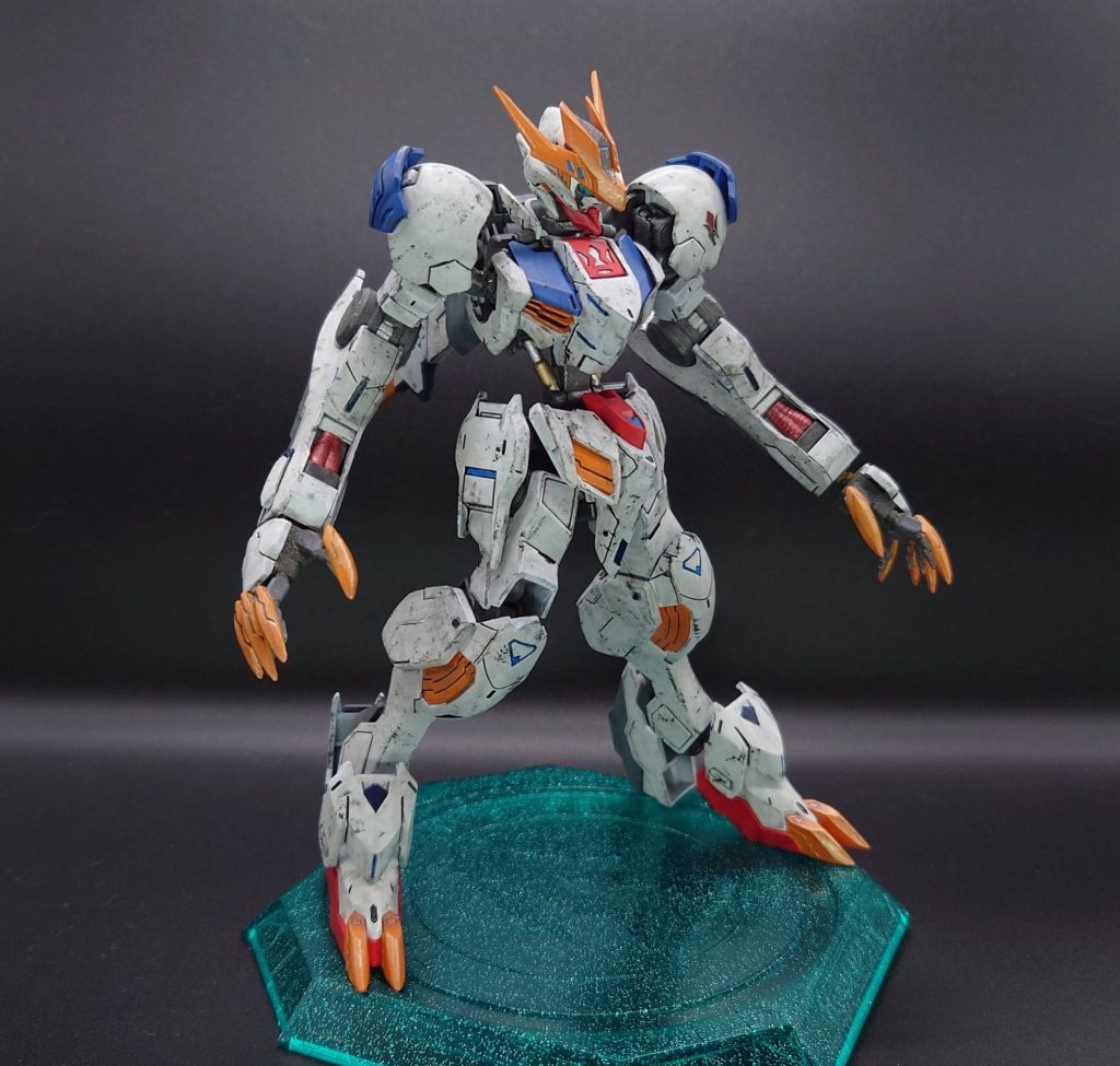 ウェザリングは、外装を黒のウェザリング液→水性赤鉄色(筆)、水性メタルブラック(スポンジ)クロー等は水性ゴールド、内部フレームは水性シルバーで塗りました。バルバトスはたくさんの形態がありますが、私はルプスレクスが一番好きです。最後の戦いで片腕を失ってボロボロになりながらも悪魔のように敵MSを蹴散らす姿が心に残っています。