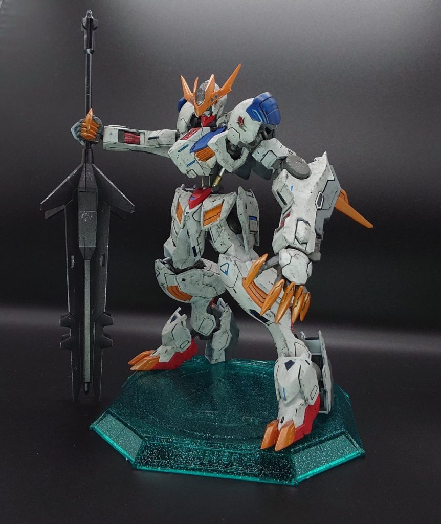 肩の接続部ですが、組み立てて動かしているときに延長部分が割れてしまいました。瞬間接着剤で補修後、負荷を減らすためボールジョイントをやすりで削ったのですが、今度は削りすぎてゆるゆるに・・・。瞬間接着剤で厚み増して再度削って調整しているときにまた延長部分が割れて心が折れました・・・。このメイスでジャスレイを叩き潰したときはすっきりしましたね笑その前にやってることが最悪すぎてまだまだ足りませんが笑