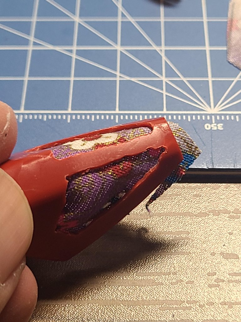 ちょっと大きめに切って貼り付けてナイフで端を裂いていく