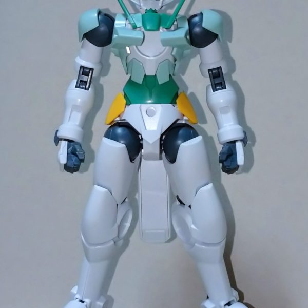 いつも行くお店でずっと売れ残っていたこの子をふと引き取りました。手足にヒラヒラが付いてなんか妖精っぽい見た目で売れ残るのも理解出来る外見です。個人的にも無し寄りですが組んで見ると本体は(2枚目)どこか人体っぽくて悪くなかったので少し鎧を足す感覚でプラ材で腰周りと肩アーマーを作成しました。(3,4枚目)どうせなら兜もとデザインを考えましたがこれといって良いモノも浮かばず鼻をホジホジしていたら何処からとも無く 「どん &nbsp;しんく &nbsp;ふぃぃ～る！」とゆう声が聞こえた様な気がしたので眼を閉じて(ウソ)感じるまま手を動かしたら何かスパイドとベイルが似合いそうな形になっていました。イヤーフシギナコトガアルモンデスナ。5枚目の写真は久しぶりに引っ張り出したらえらく変色していて少しヤスったのですがあまり効果ありませんでした。不快に感じたのなら申し訳ありません。（2枚目）