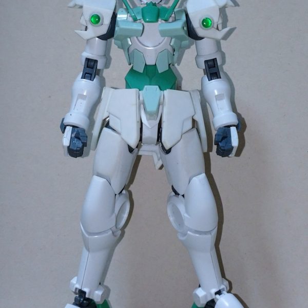 いつも行くお店でずっと売れ残っていたこの子をふと引き取りました。手足にヒラヒラが付いてなんか妖精っぽい見た目で売れ残るのも理解出来る外見です。個人的にも無し寄りですが組んで見ると本体は(2枚目)どこか人体っぽくて悪くなかったので少し鎧を足す感覚でプラ材で腰周りと肩アーマーを作成しました。(3,4枚目)どうせなら兜もとデザインを考えましたがこれといって良いモノも浮かばず鼻をホジホジしていたら何処からとも無く 「どん &nbsp;しんく &nbsp;ふぃぃ～る！」とゆう声が聞こえた様な気がしたので眼を閉じて(ウソ)感じるまま手を動かしたら何かスパイドとベイルが似合いそうな形になっていました。イヤーフシギナコトガアルモンデスナ。5枚目の写真は久しぶりに引っ張り出したらえらく変色していて少しヤスったのですがあまり効果ありませんでした。不快に感じたのなら申し訳ありません。（3枚目）