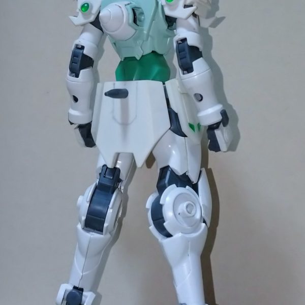 いつも行くお店でずっと売れ残っていたこの子をふと引き取りました。手足にヒラヒラが付いてなんか妖精っぽい見た目で売れ残るのも理解出来る外見です。個人的にも無し寄りですが組んで見ると本体は(2枚目)どこか人体っぽくて悪くなかったので少し鎧を足す感覚でプラ材で腰周りと肩アーマーを作成しました。(3,4枚目)どうせなら兜もとデザインを考えましたがこれといって良いモノも浮かばず鼻をホジホジしていたら何処からとも無く 「どん &nbsp;しんく &nbsp;ふぃぃ～る！」とゆう声が聞こえた様な気がしたので眼を閉じて(ウソ)感じるまま手を動かしたら何かスパイドとベイルが似合いそうな形になっていました。イヤーフシギナコトガアルモンデスナ。5枚目の写真は久しぶりに引っ張り出したらえらく変色していて少しヤスったのですがあまり効果ありませんでした。不快に感じたのなら申し訳ありません。（4枚目）