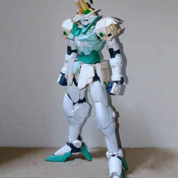 いつも行くお店でずっと売れ残っていたこの子をふと引き取りました。手足にヒラヒラが付いてなんか妖精っぽい見た目で売れ残るのも理解出来る外見です。個人的にも無し寄りですが組んで見ると本体は(2枚目)どこか人体っぽくて悪くなかったので少し鎧を足す感覚でプラ材で腰周りと肩アーマーを作成しました。(3,4枚目)どうせなら兜もとデザインを考えましたがこれといって良いモノも浮かばず鼻をホジホジしていたら何処からとも無く 「どん &nbsp;しんく &nbsp;ふぃぃ～る！」とゆう声が聞こえた様な気がしたので眼を閉じて(ウソ)感じるまま手を動かしたら何かスパイドとベイルが似合いそうな形になっていました。イヤーフシギナコトガアルモンデスナ。5枚目の写真は久しぶりに引っ張り出したらえらく変色していて少しヤスったのですがあまり効果ありませんでした。不快に感じたのなら申し訳ありません。（5枚目）