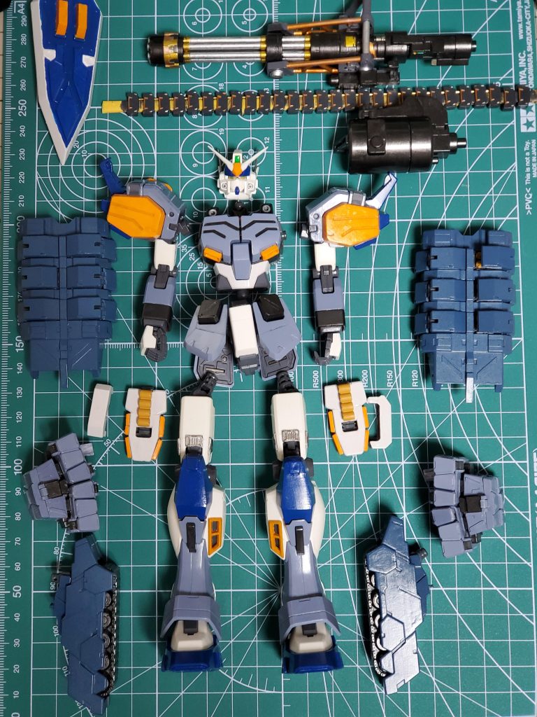 ウェザリング前。今回はパーツ数も多く、一番制作に時間を要しました……ガンプラ作り初めて１年。１年間の集大成として、自慢の作品に仕上がったと思います！