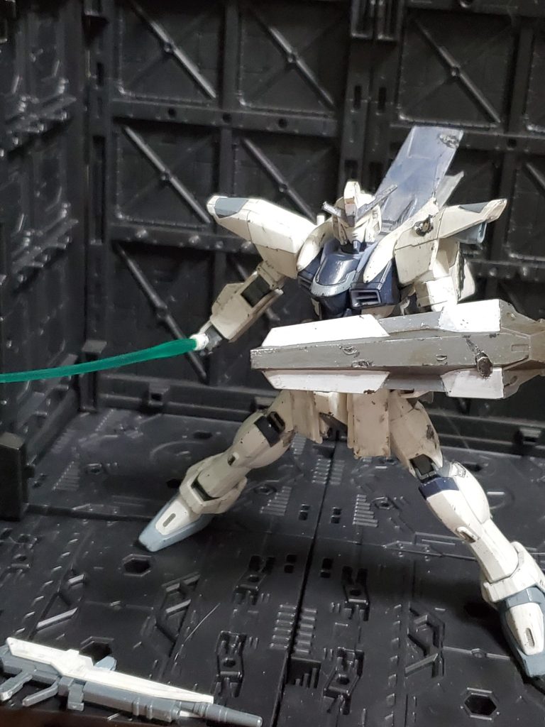 右背部に装備されたビームサーベル1本(心もとない)