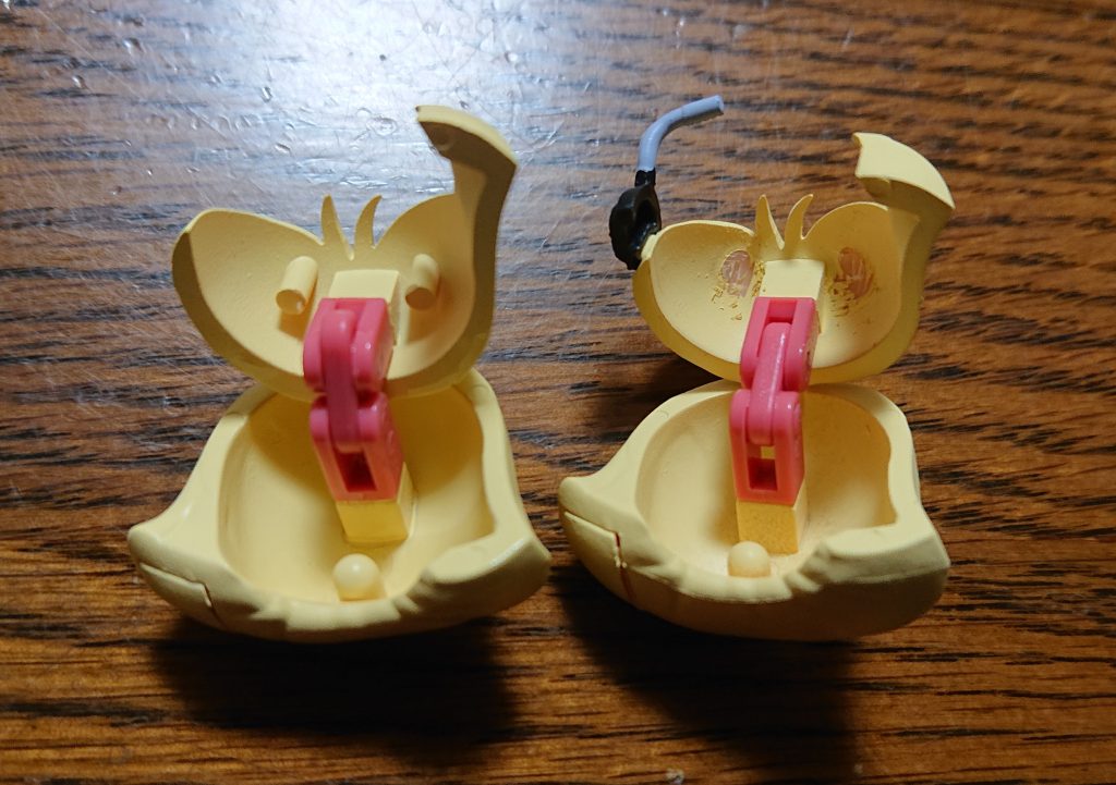 ヅラの内側の接続ピンを削り落とすと他のキャラクターにも被せられました(耳のある無し、額の穴の位置の違いでピッタリと合わない組み合わせもあります)。別のキャラクターに被せない場合でも、削り落としてしまった方がヅラ交換が楽になりますね。