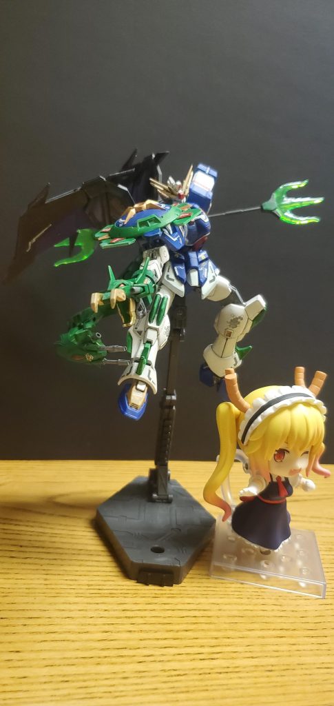 「小林さん、見えてますか?この機体で優勝を勝ち取ります!」トール専用アルトロンガンダム改トールが大会用に自ら製作、改造したガンプラ。はじめはそれ程興味がなかったトールだったが、小林がニュースで大会が取材されているのを見て「楽しそうかも」とつぶやいているのを見て、ドラゴンに似ているアルトロンガンダムをチョイス。その時偶然大会に参加するために練習していたエルマに会い、素組だったトールの機体がエルマの機体に負けた悔しさでやる気に火が付き、本気に改造したのがこの機体である。