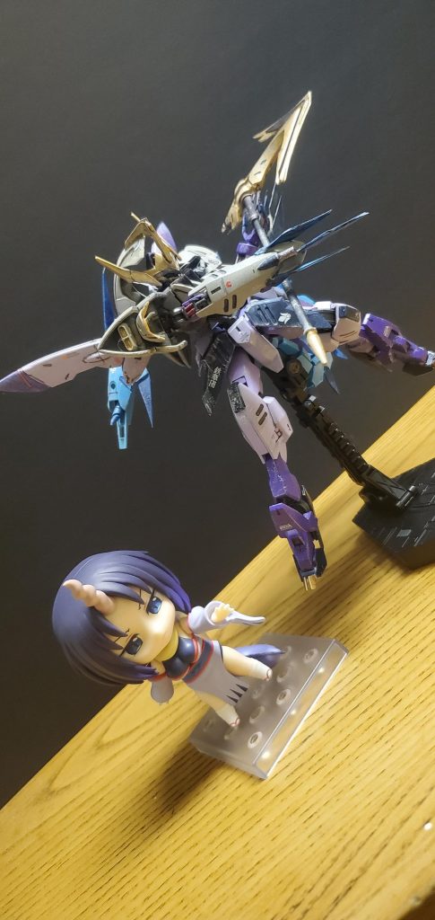 「トール!今日こそ決着をつけさせてもらうぞ!」エルマ専用ガンダムグレモリーレヴァイアサン朧塚商店街ガンプラバトル大会用にエルマがプラモづくりに詳しい知人の援助を受けながら完成させた機体。
(大会に参加した主な理由は商店街の人気和スイーツ1年分の優勝品に目がくらんだためである。)トールも参加すると聞き、まだ未完成だった機体を使って練習をしていた彼女はトールの素組の機体をあっけなく倒してしまうが、エルマはそれに満足できず、「私はトールが本気で作った機体で戦いたい」と、とある名人が言いそうなセリフを残した。