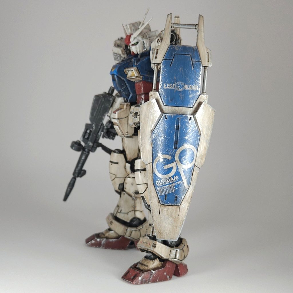 特徴的なデカールは、角川のムック本付録を使用しました。定番のガンダムデカールNo.30やNo.96よりも、やや現代的なリファインが加えられており、意匠性を持つタイポグラフィとして設計されているように感じます。情報量の多いRGキットとの親和性も必然的に高く、気に入っています。