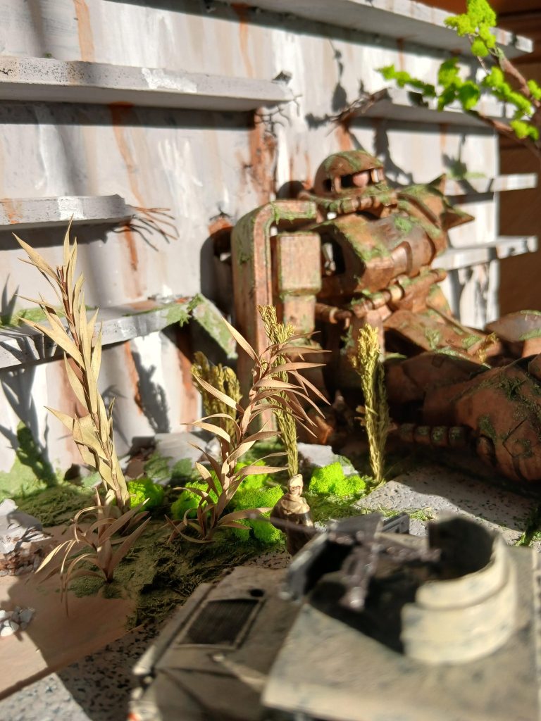 ほぼ百均です🤭✨ザク入れても1500円くらいですベースはスチレンボード×2、コルクシート、針金、石粉粘土、葉っぱ、ドライフラワー、砂利、水性アクリル塗料です