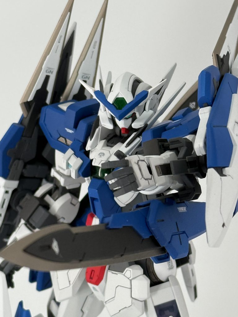 頭部の印象を変えたかったので、頭部アンテナはアストレアTYPE-Fのものを使用しました。