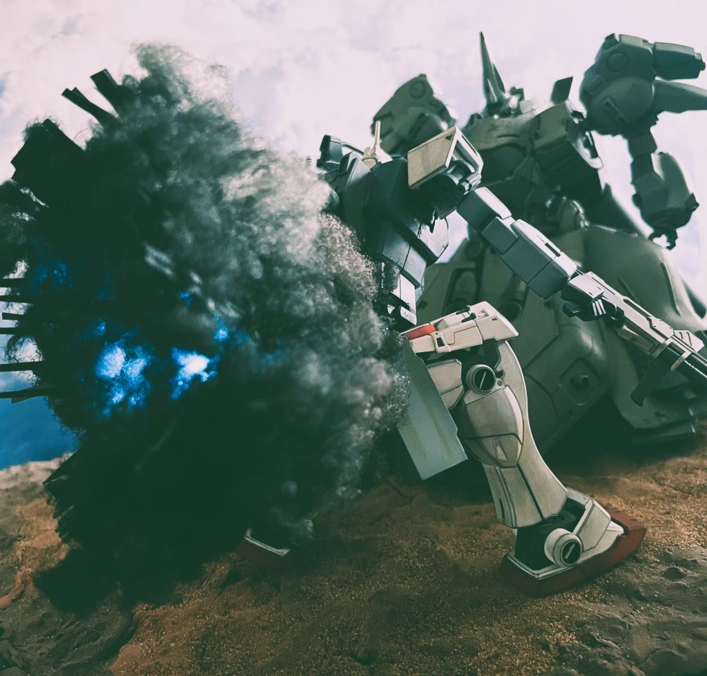 GM II撃破シーンをさらに別アングルから。尚劇中ではガンダムMk-IIが腹部を吹き飛ばされることとなっています。爆炎は紙コップで作ったフレームの上に手芸綿を散らして塗装したものです。フレームを短冊状にして破片が飛び散る感じを出す工夫をしています。