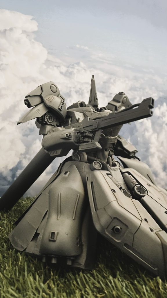 ジャーマングレーの上にライトブラウンを被せたカラーリングとなります。両手首は「隠し腕」に変更してあります。