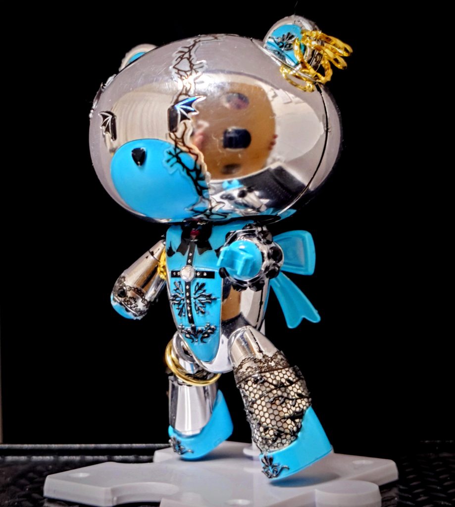 先日の部分塗装したプチッガイをネイルシール（主にセリア産）でバンギャ風にデコレート。網タイツもネイルシール。3連ピアスは丸カンです。ただしバンギャの解像度が低いため、これがバンギャなのかイマイチ自信はない。