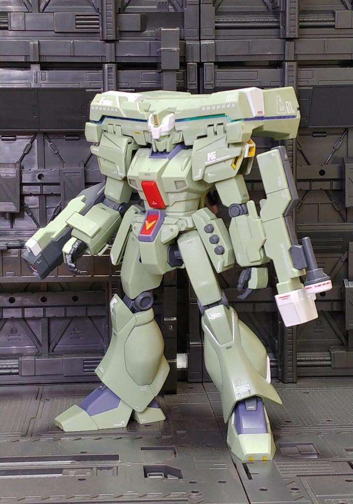 ザクっぽい色に違和感を覚え、ノーマルジェガンのパーツを一部移植、白の差し色を増やしました。