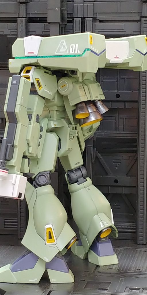 白のデカールは成形色に埋もれ気味で、赤のデカールを増やした方が良かったかな？と思います。