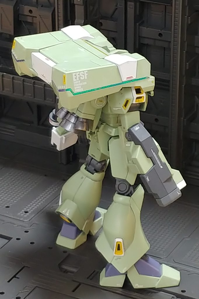 バーニアの黄色は筆塗り、黒いところはハセガワの黒いシールを貼ると楽ちんでした。成形色仕上げなので塗料のはみ出たところは針でけがいて剥がしました。