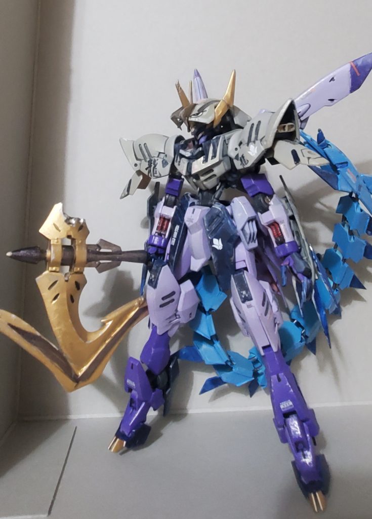 カラーイング以外目立った変更点は背中から伸びるテールビットカスタム、バトルアンカーの形状変更、通信と彼女の特技である「千里眼」の能力を向上させるブレードアンテナの増設、それと追加スラスターの増設である。唯一の射撃武装として小手パーツにオートキャノンが装備されているが大型の口径に改造されている。小手パーツには接近戦用のクローが増設されている。テールビットは打撃武装として使うことも可能であり、先には頑丈な装甲でもダメージを与えるドリルバンカーが搭載されている。防御性を重視にナノラミネートクロークを装備しているが、それを取り外すことで機動性を向上させられるように改造が施されている。