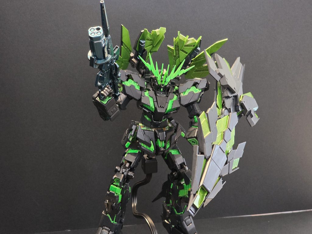 ちなみに、バンシィとバンシィ・ノルンの違いは搭乗者と武装。・バンシィ:マリーダ・クルス/アームド・アーマーVN&BS・バンシィ・ノルン:リディ・マーセナス/アームド・アーマーXC&DE車で言うと前期と後期、みたいな?RGのキットはバンシィ・ノルン仕様で、バンシィ仕様の武装はプレバン限定別売オプションパーツとなっている。RGキットは去年6月くらいにガンベで再販分を購入してしばらく積みプラしていたもの。武装オプションはたまたま立ち寄った中古屋さんで見つけて購入。この時点で初代バンシィ仕様で仕上げることに決定。