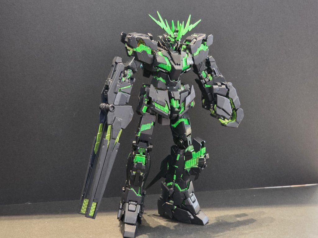 バンシィの両腕の武装、VNとBSは、両腕のビームサーベルを格納している部分のパーツを外して差し替える仕様となっている。右腕のBSの場合、手はグーにしてBSの中に格納される仕様。一方左腕のVNは、パーでもいけるがなんとなくグーのほうが収まりがいい感じ。