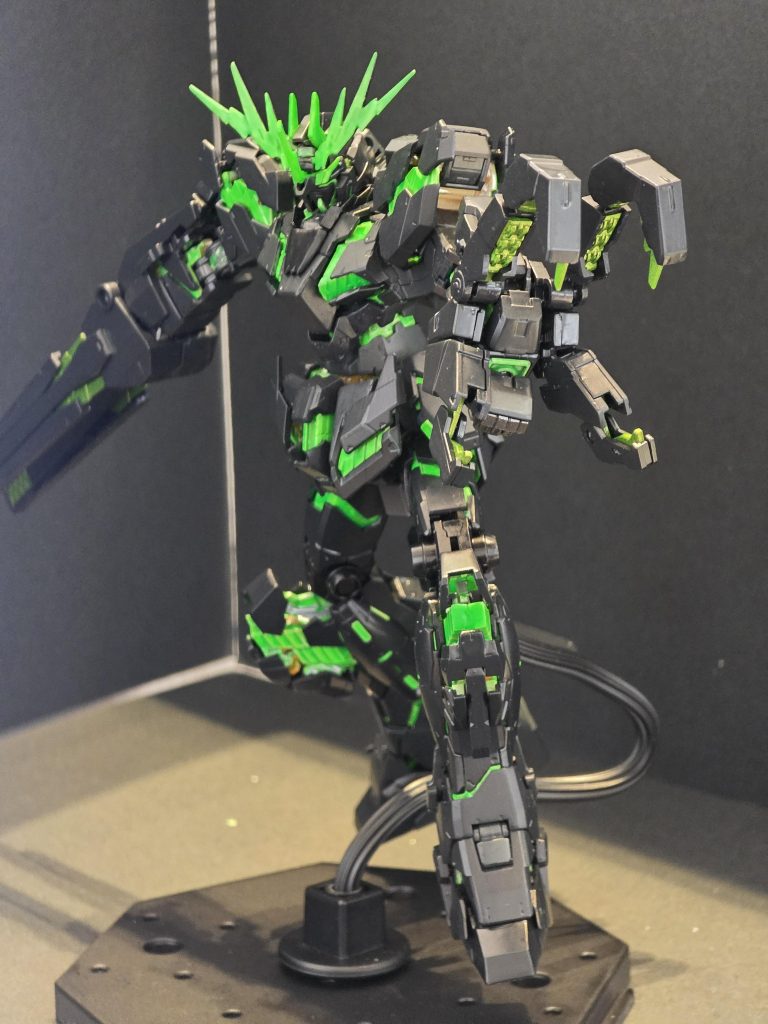 機体色ベースの黒は、色々な黒を試した結果、SEED用のディアクティブブラック、グレー&ブルー部分はタイヤブラックで。サイコミュの成形色オレンジを蛍光グリーンにするのが大変で、なかなか色が乗らない。よーく見ると所々剥げがあるけど見なかったことに。アクセントのゴールドもボディはブラック、武装はグリーンで統一。アームド・アーマーの蛍光グリーン部分は面積が広くて筆塗りは大変だったため、タミヤスプレーのシルバーベースにキャンディグリーン+スモークグレーでグリーンを抑え気味に。ボディの蛍光グリーンとの色の違いが出てしまったのは残念だが気にしないことに。