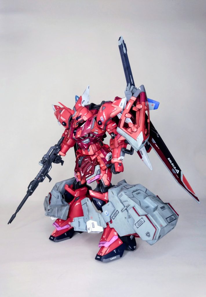 バリュートは最初は工作用紙で何度か作り、形が見えてきたらプラ板を切り出して作成。つなぎ目の段差はパテで埋めながら整えました。