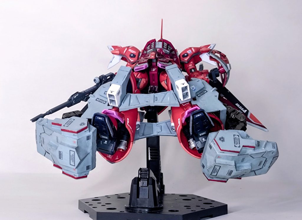 作中数秒流れるバリュート展開シーンも再現可能です。脚の連結板は差し替え変形ですが、取り付け中に折って修理したのでこのポーズもうやりたくないなぁ。