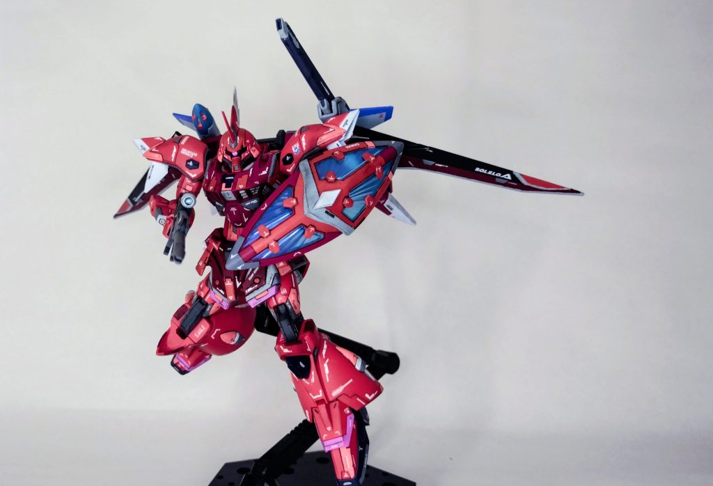 情報量マシマシが好きなので、デカールとかディティール可能な範囲でもりもり。基本的にCEの世界観の延長線でディティールアップを意識してみたんですが、盾についてはGQガンダムの盾の情報量が好きだったんでモチーフに作ってみました。