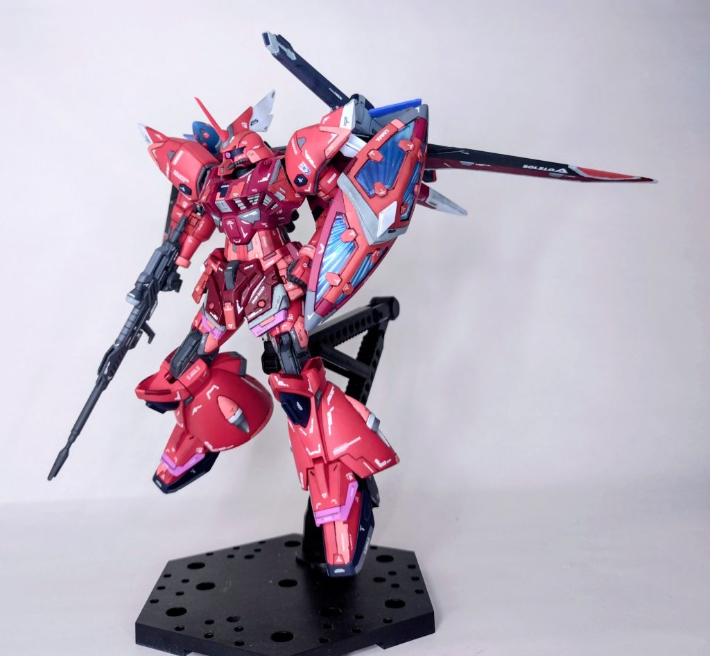 ボレロ背負ってるので浮かせたポーズが様になりますね。