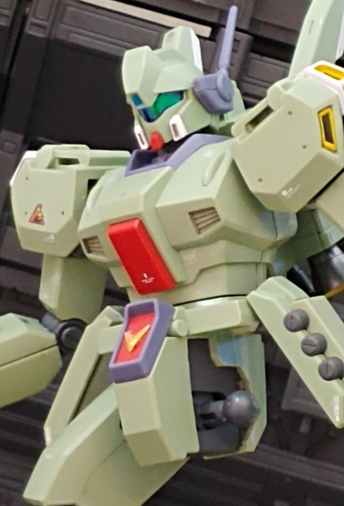 股関節の中身をオリジンガンダムから移植。股関節軸がスイング可動するので膝立ちがまあまあ… できるように。