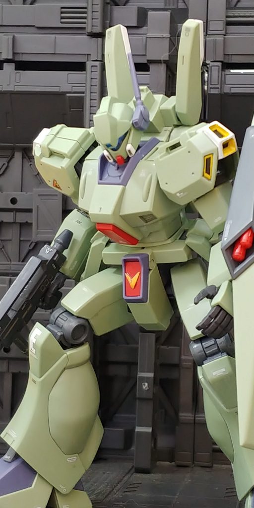 股関節はㇵの字立ちできるよう、素組みから結構削りました。