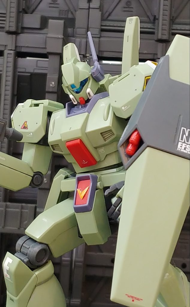 メインカメラの裏側にハイキューパーツのオーロラグリーンシールを貼付け、良い感じにテカってくれます。