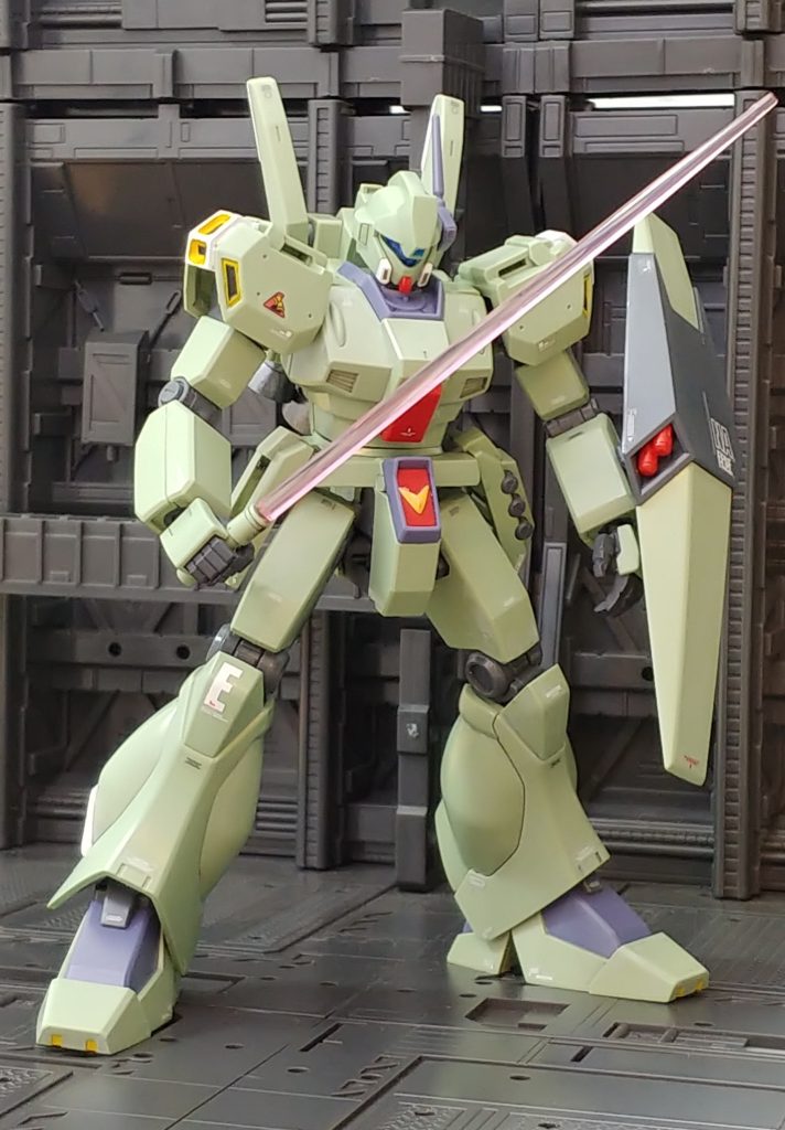 旧キットの説明書にあるポーズを真似て懐かしさを感じます。