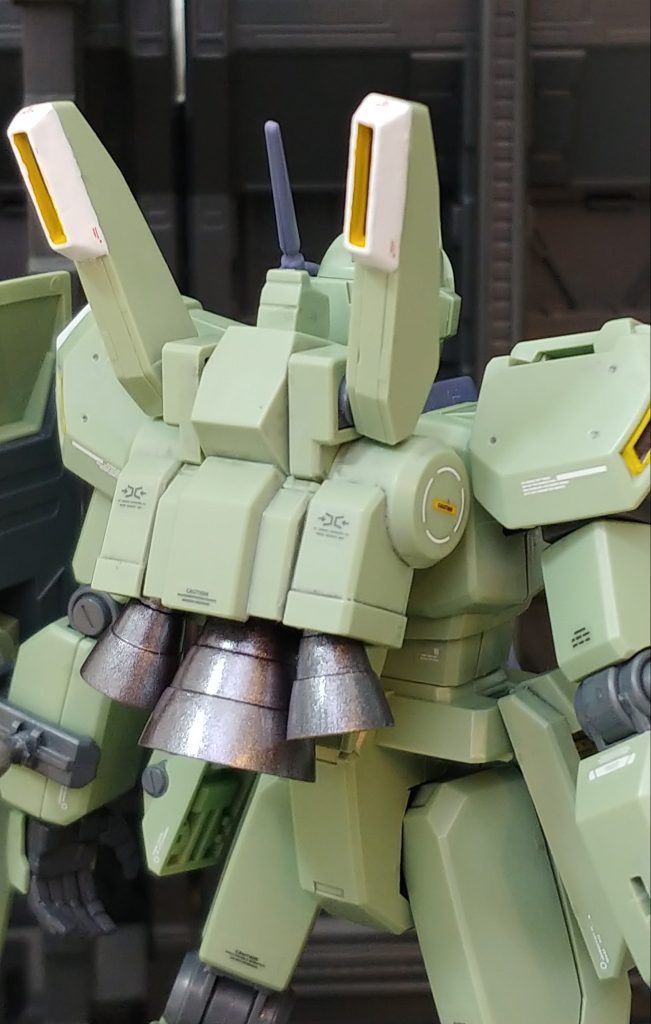 前回に続き、本体は成形色仕上げの簡単フィニッシュ。バーニアなどはガンメタ、ホワイト、黄色で筆塗りし黒いところはハセガワの艶消しシールを貼付けました。