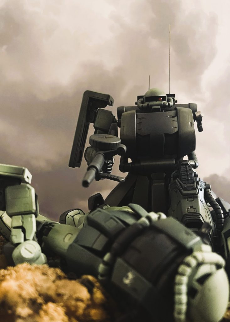 1年戦争の名機にふさわしいデザイン、佇まいかと。ザクはやはり絵になります。自分の好みでいろいろな「ザク」からパーツを組み合わせて作成しました。アンテナはWAVE C-LINEの0.5mmを使用しています。