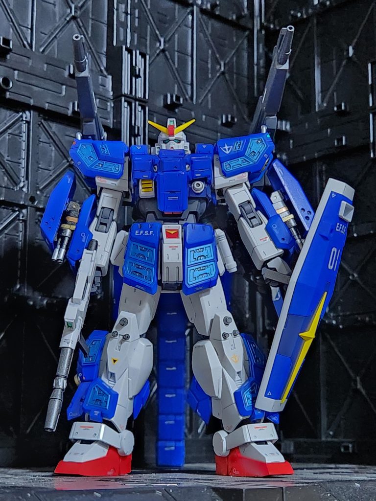 正面シールドは持っているだけです。胸部はデミバーディングのを加工してつけてます。万博ガンダムのパーツはそのままでは当然付かないので、内部を削ったりといろいろ加工してあります。