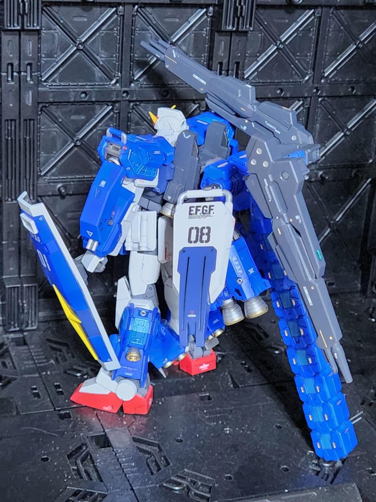 ガトリングと背面のキャノンは市販のビルダーパーツ等を使用万博ガンダムのエネルギータンク(?)はつっかえ棒として便利ですね。