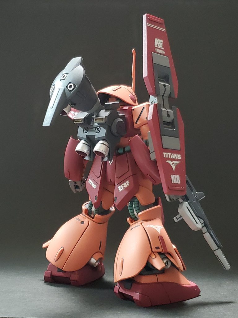 こちらが back shot ~🤩✨特徴としてはランドセルに高機動型パックを用意。そしてハンドパーツは左手にグーの手がなかったので、ビルドハンドパーツ丸型のLサイズに全交換🎵デカールではスターズ★の部隊マークとして黒い三連星マークを使いました🤭🌟塗装は言うまでもなく筆塗り全塗装🖌️🎵艶消しスプレーでフィニッシュしてます👍️✨今回のメインカラーは成形色のオレンジっぽいのが好みではなかったので、ガンダムカラーのシャアレッドとシャアピンクを主体に塗装しました💡なのでカラーからいえばシャア専用マラサイと言っても過言ではないカラーリングとなってます🤭🌟