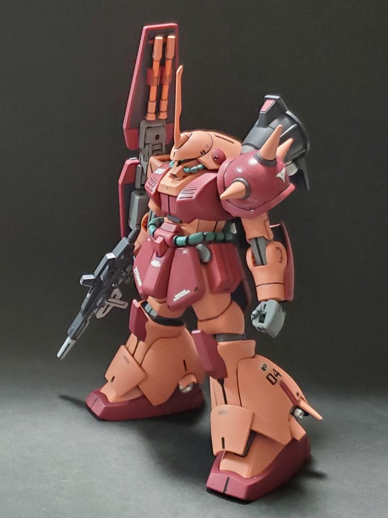 今までアニメでも活躍の場が少なくモブキャラ扱いになっているせいか、あまりカッコいいと感じず食わず嫌いで手を出してこなかったマラサイを今回、初製作‼️作ってみた感想は…めちゃカッコいいでした🤩✨スタイルは重厚かつスタイリッシュ‼️ジオン系統の流れを組む機体としてドムやゲルググに匹敵する良さを感じました😎👍️今回お初なので、ノーマルに作ろうと思いましたがカッコ良さに惹かれ、ちょっと強化した機体製作に路線変更~✴️その結果、ノーマルとのコンパチ可能となる高機動型仕様に仕立てました🤭🎶