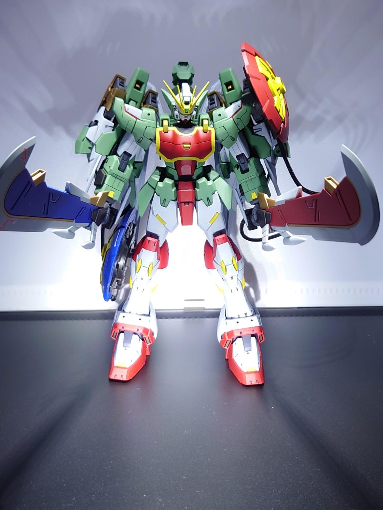 グリーンを色々混ぜてみたのですが、結局ザクIIみたいな色になってしまった(zaku-kao4)ポージングを付けたかったのですが、左腕の付根がねじ切れそうなので固定写真のみです。