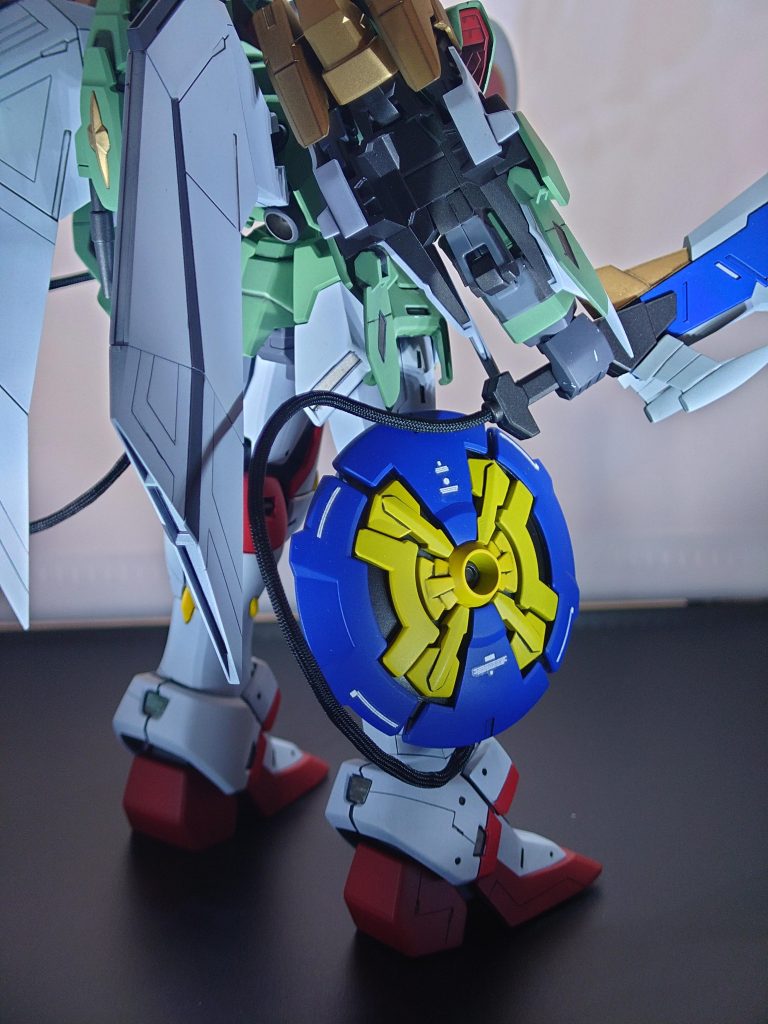 世界線が違いますが、ジャスティス系みたく脚にビーム刃付きがあるのなら、シールド付きも有りなのではと思い装備。中々に気に入っています。