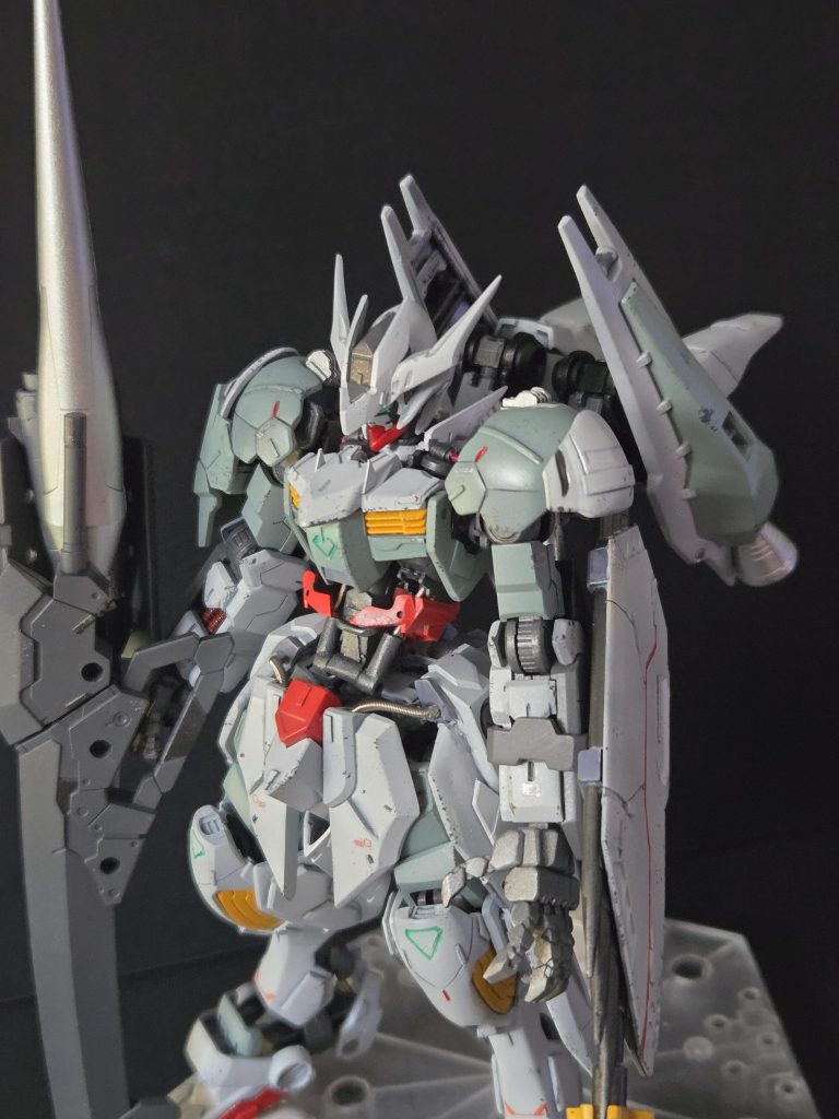 バルバトスの改修プランの1部として大型ガンランス、３連装超高速運動体貫徹弾ランサーダート、有線式ロケットクローアンカー、腕部迫撃砲を搭載。刺々しい装備でおやっさんから「ハリネズミ」の愛称で呼ばれた。名前のエリナケウスはラテン語で「ハリネズミ」。