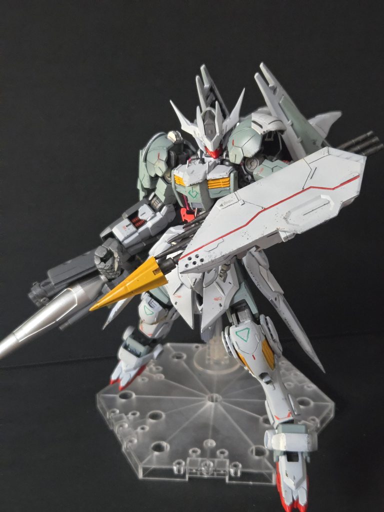 左腕にクローアンカーと貫徹弾ランサーダートを装備。