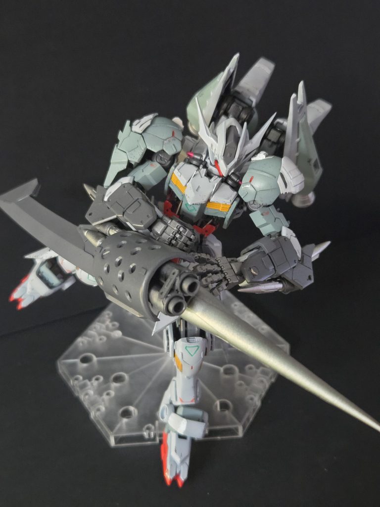 大型ガンランスは牙突武器としてはもちろん突き刺した相手に０距離からの砲撃を放つ。またガンランスはパージして大剣として使うことも可能。