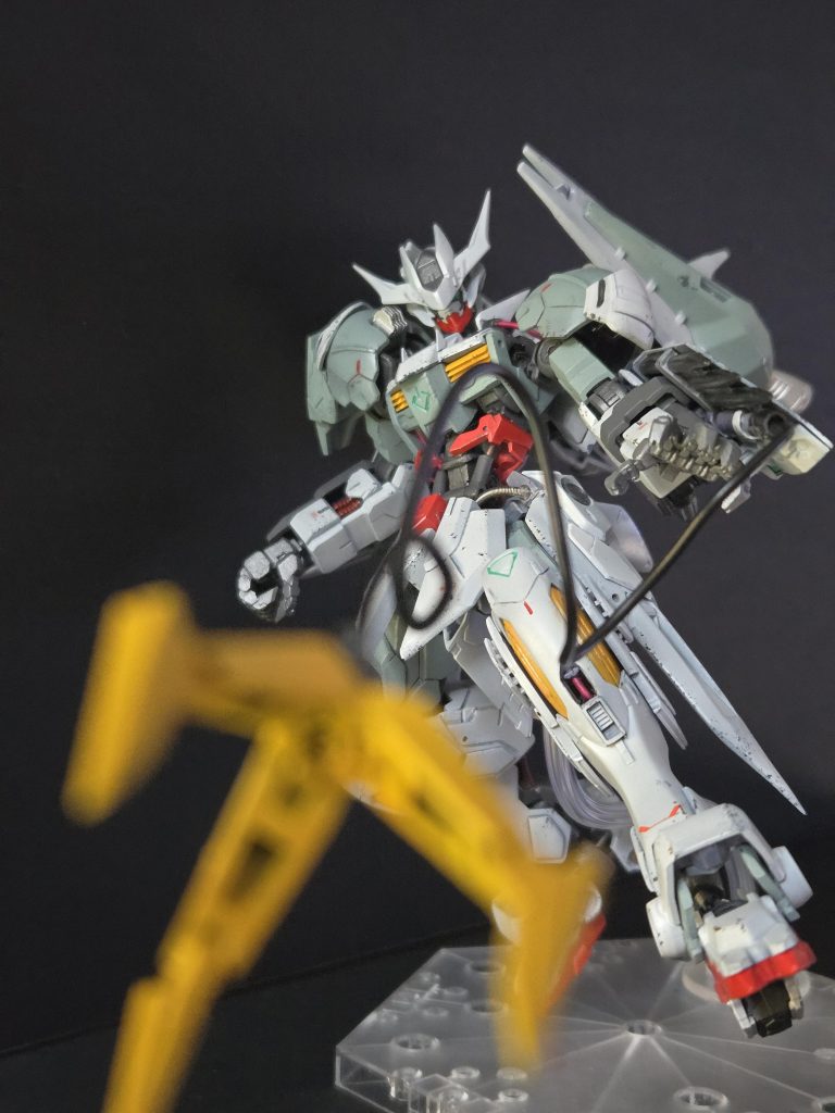 クローアンカーは有線式で射出。相手をクラッチしたところをランサーダートで急所を撃ち抜く。